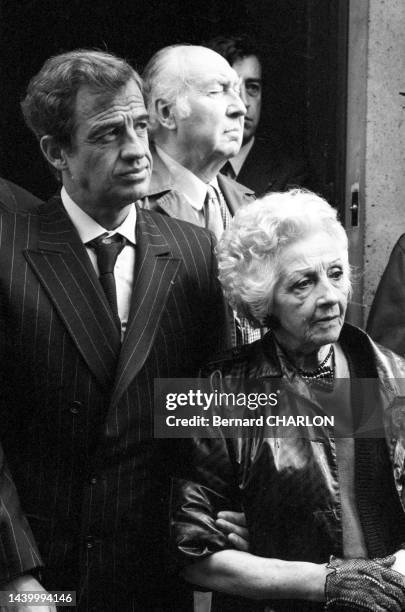 Jean-Paul et Madeleine Belmondo à l'inauguration de la plaque commémorative du sculpteur Paul Belmondo, le 3 mai 1983, dans la rue Victor-Considerant...