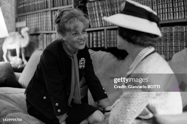 Jeanne Moreau avec Coco Chanel dans l'appartement de cette dernière rue Cambon à Paris en mai 1960