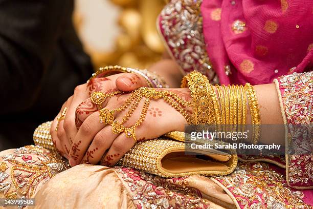 muslim wedding hands - gold purse stockfoto's en -beelden