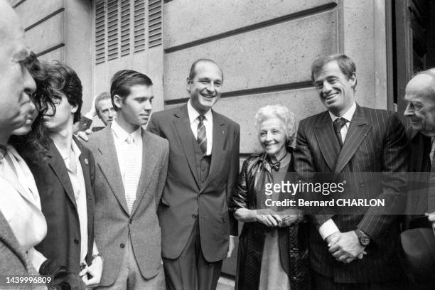 Jacques Chirac, Paul, Madeleine et Jean-Paul Belmondo à l'inauguration de la plaque commémorative du sculpteur Paul Belmondo, le 3 mai 1983, dans la...