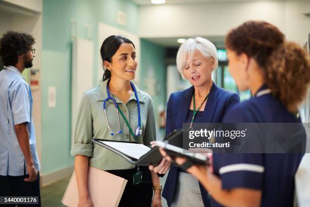 administrator with medical team - medical leadership stock pictures, royalty-free photos & images