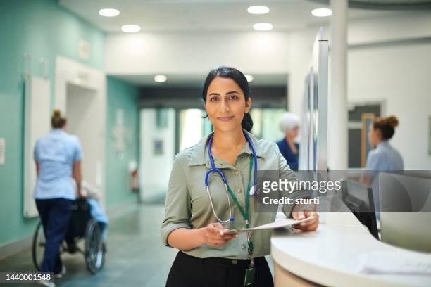 hospital doctor - busy hospital lobby stockfoto's en -beelden