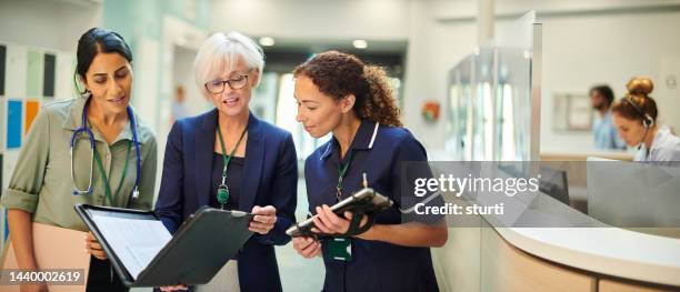 hospital doctor with administrator - nursing leadership stock pictures, royalty-free photos & images