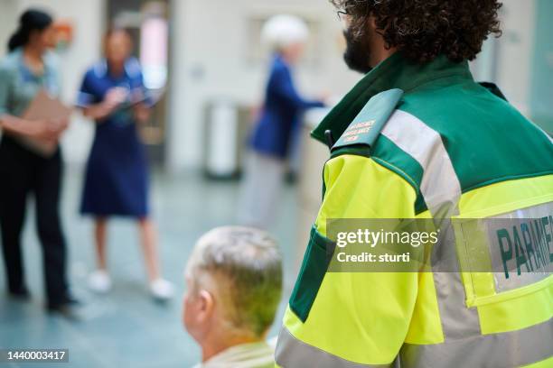 paramedic bringing patient to hospital - er stock pictures, royalty-free photos & images