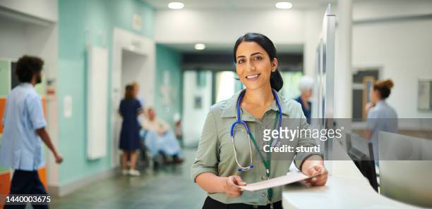 hospital consultant portrait - busy hospital lobby stockfoto's en -beelden