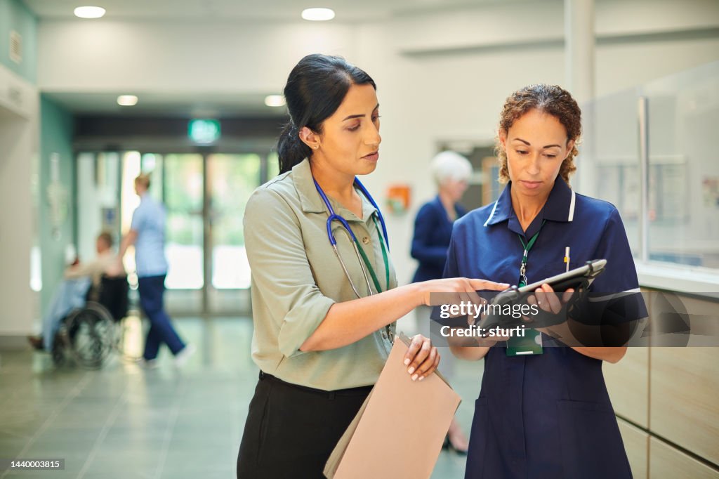 Krankenhauskollegen, die die Datenbank der Krankenakten überprüfen