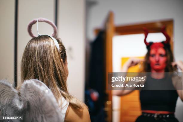 mujer preparándose para la fiesta de halloween antes de salir. - disfraz de diablo fotografías e imágenes de stock