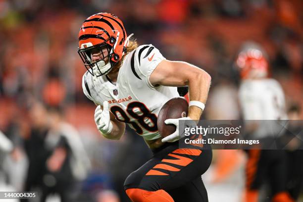 Hayden Hurst of the Cincinnati Bengals warms up prior to a game against the Cleveland Browns at FirstEnergy Stadium on October 31, 2022 in Cleveland,...