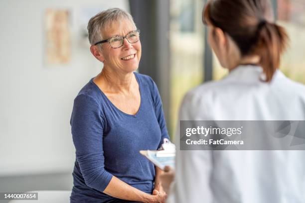 senior bei einem gesundheits-check-up - patient arzt stock-fotos und bilder