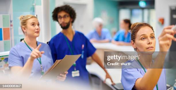 stazione infermieristica in caso di incidente e emergenza - servizio sanitario nazionale britannico foto e immagini stock