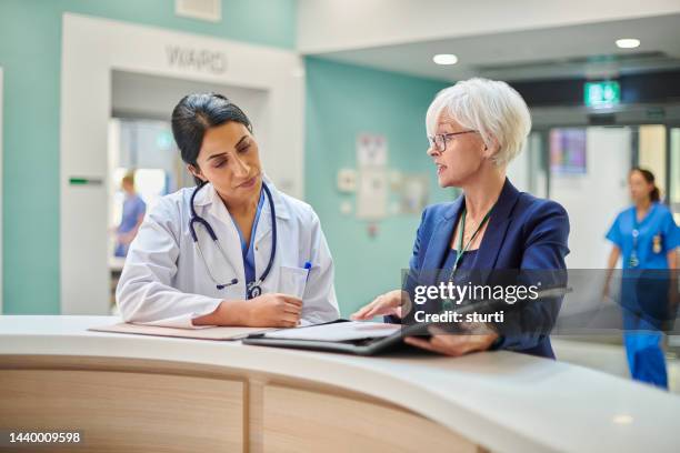 administrator with hospital consultant - medisch vertegenwoordiger stockfoto's en -beelden