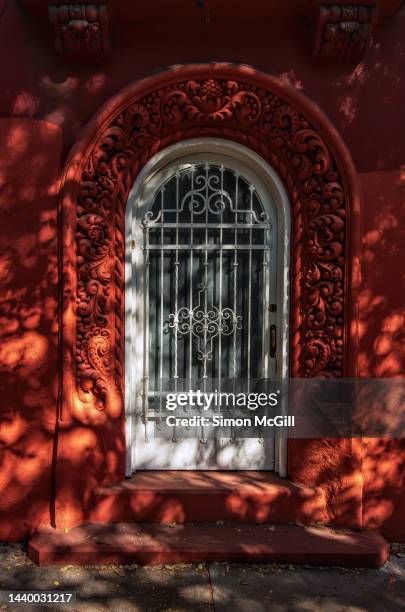 front door on a colonial californiano [californian colonial]-style house - sicherheitsgitter stock-fotos und bilder