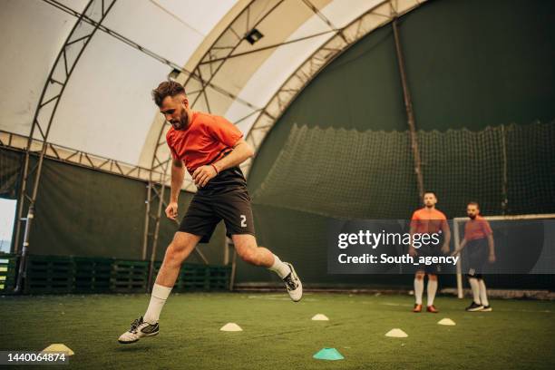 soccer training - exercício de treino desportivo imagens e fotografias de stock