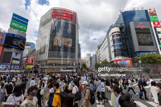 shibuya crossing in tokyo, japan - crowd masks stock pictures, royalty-free photos & images