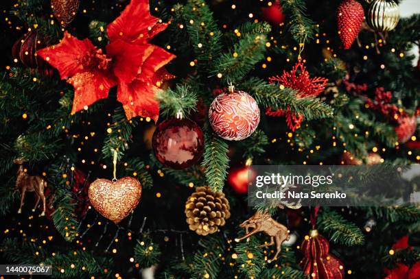 closeup of decorated christmas tree - decorar fotografías e imágenes de stock