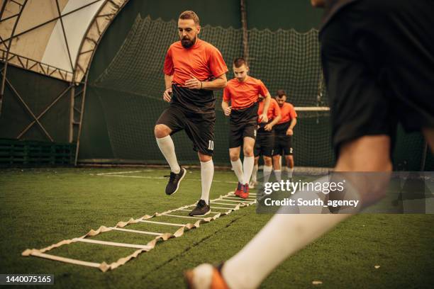 soccer players training - sports training drill 個照片及圖片檔
