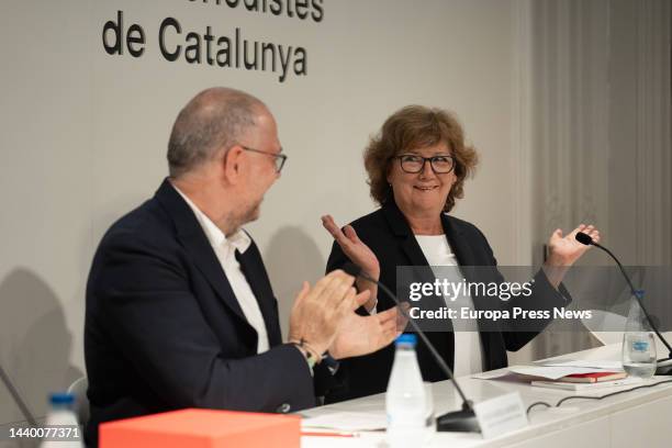 The presenter of the morning show "El mundo en RAC1", Jordi Baste, presents journalist Olga Viza with the Oficio de Periodista 2022 award at the...