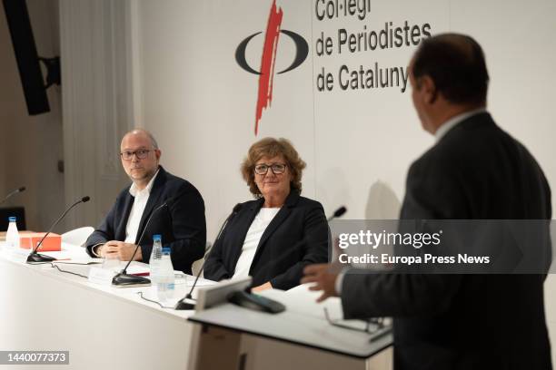 The presenter of the morning show "El mundo en RAC1", Jordi Baste, presents journalist Olga Viza with the Oficio de Periodista 2022 award at the...