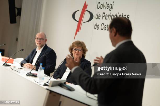 The presenter of the morning show "El mundo en RAC1", Jordi Baste, presents journalist Olga Viza with the Oficio de Periodista 2022 award at the...