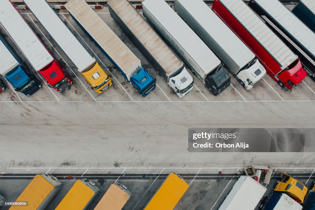Tiro aéreo de caminhões estacionados em parada de caminhão