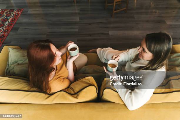 two women are sitting and talking - amigos charlando fotografías e imágenes de stock