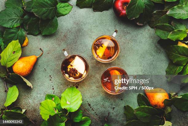 mulled cider glass cups apple,pear and orange flavored hot cider - apfelpunsch stock-fotos und bilder