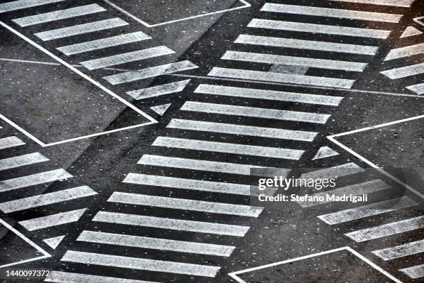 square of the parking lot where it rained, with white stripes - positioned stock-fotos und bilder