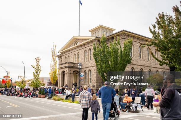 ネバダデーパレード中の観客 - carson city ストックフォトと画像