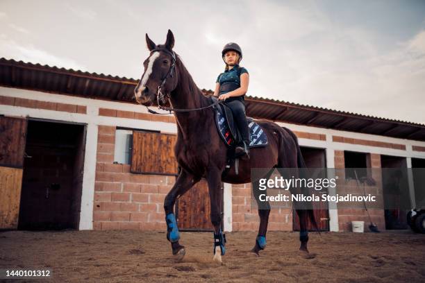 chica montando a caballo - horseriding fotografías e imágenes de stock
