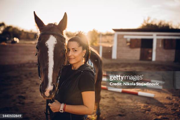 una mujer y su caballo - caballo de pura raza fotografías e imágenes de stock