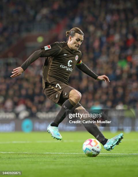 Jackson Irvine of FC St. Pauli runs with the ball during the Second Bundesliga match between FC St. Pauli and Holstein Kiel at Millerntor Stadium on...