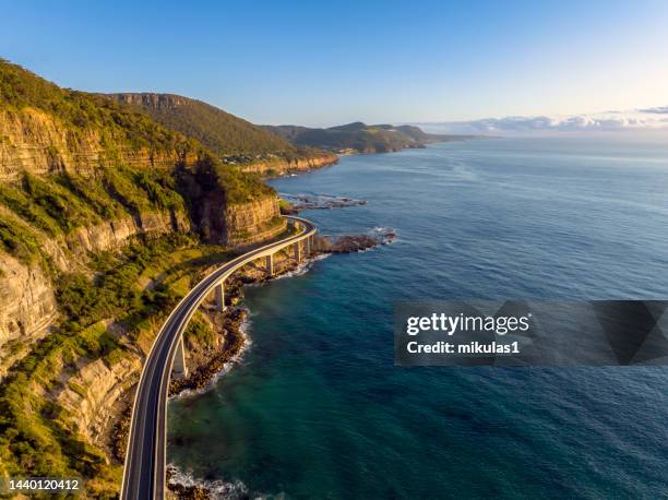 sea cliff bridge - oceanië stockfoto's en -beelden