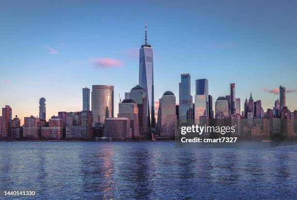 freedom tower et lower manhattan depuis le new jersey - manhattan skyline photos et images de collection