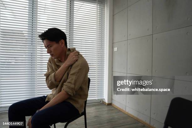 asian man having a breakdown during group therapy session about addiction. - drogados imagens e fotografias de stock