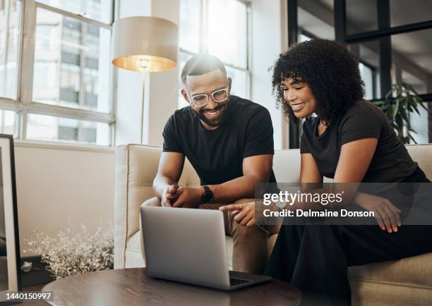 casa, laptop e giovane coppia nera sul divano rilassante, su internet e film in streaming online. fine settimana, rilassarsi e felice uomo e donna di colore guardare contenuti multimediali, video e film sul computer insieme - couple looking laptop foto e immagini stock