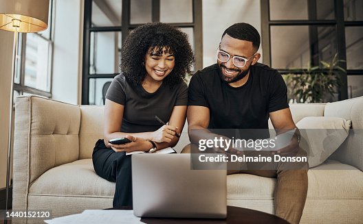 Planificación, finanzas y acoplamiento con papel y portátil para presupuesto, seguro y ahorro en el sofá de su casa. Feliz, joven y hombre y mujer aprendiendo sobre inversión en línea y préstamo con documentos Planificación, finanzas y acoplamiento con papel y portátil para presupuesto, seguro y ahorro en el sofá de su casa. Feliz, joven y hombre y mujer aprendiendo sobre inversión en línea y préstamo con documentos