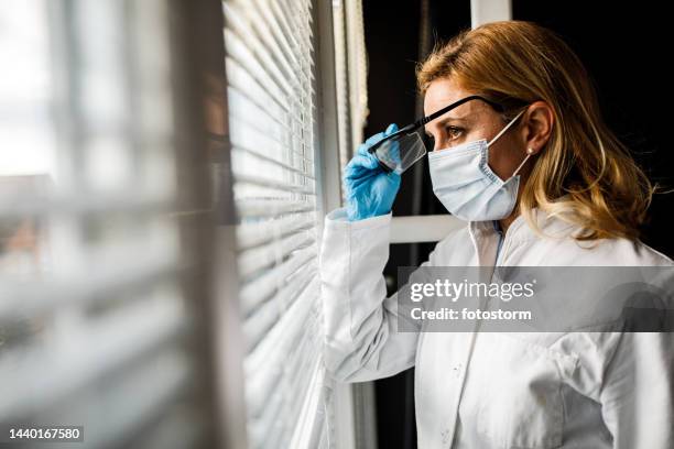 Doctor Off Work Doctor Portrait Looking Off Photos and Premium High Res Pictures ...
