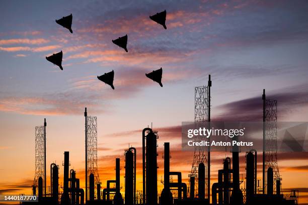 drones over oil refinery - refinería de petróleo fotografías e imágenes de stock