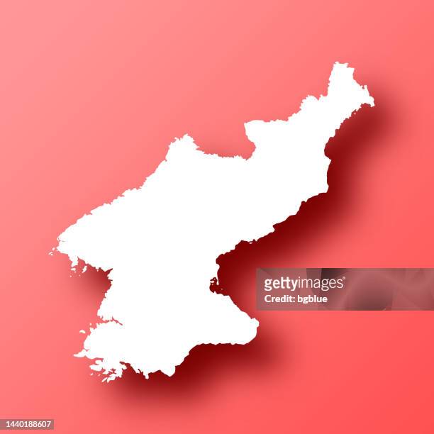 nordkorea karte auf rotem hintergrund mit schatten - north korea stock-grafiken, -clipart, -cartoons und -symbole