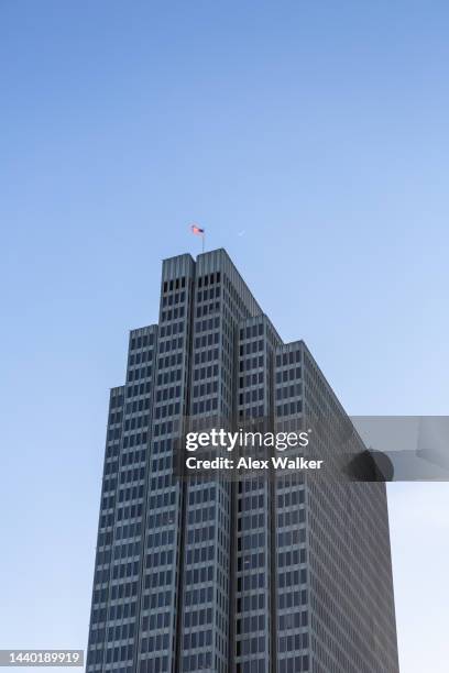 modern tower block against blue sky. - cladding stockfoto's en -beelden