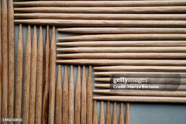 abstract background made of wooden toothpicks. - palito de aperitivos imagens e fotografias de stock