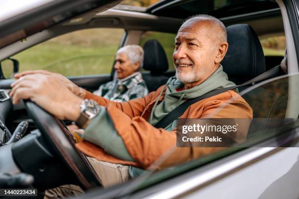 voyage en voiture ! - voiture conducteur photos et images de collection