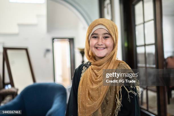 portrait of a cute islamic girl at home - cute arab girls stockfoto's en -beelden