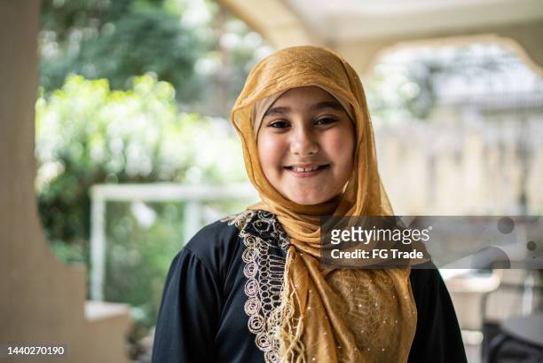 porträt eines süßen islamischen mädchens zu hause - child scarf stock-fotos und bilder