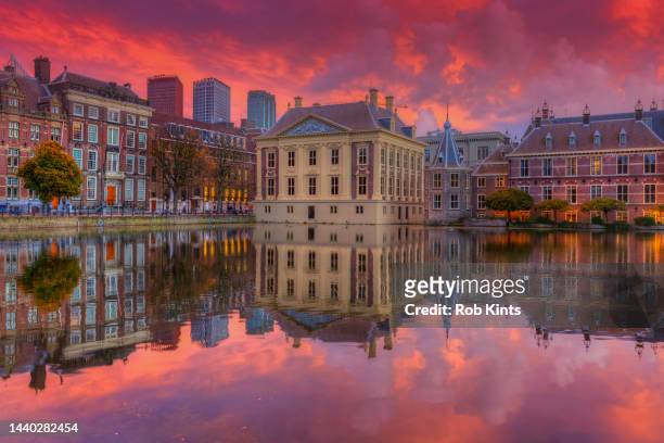 dutch houses of parliament  and mauritshuis at sunset - binnenhof 個照片及圖片檔