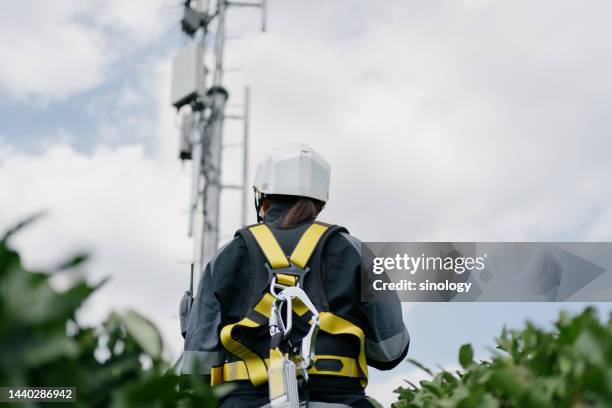 communication engineer is repairing 5g telecommunication base station - 5g tower stock pictures, royalty-free photos & images