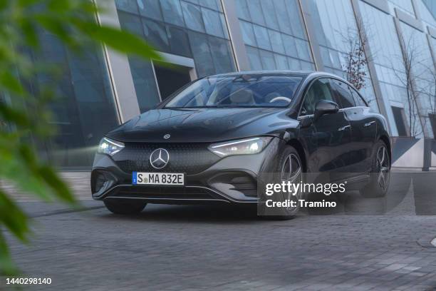 mercedes-benz eqe auf der straße - luxuswagen stock-fotos und bilder