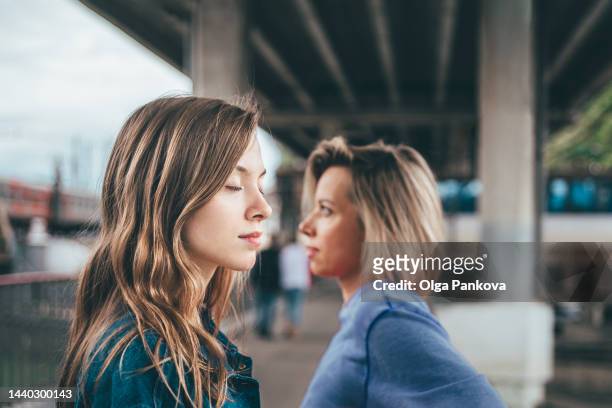 opposite each other at the railway station - relationship difficulties ストックフォトと画像