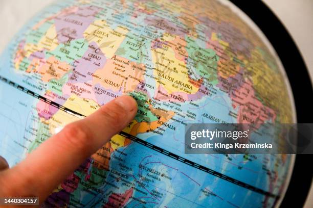 finger on the map - country geographic area stockfoto's en -beelden
