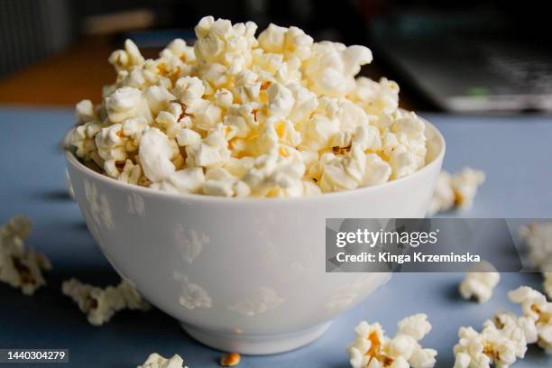 popcorn - palomitas fotografías e imágenes de stock